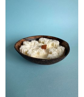 Коледна свещ в кокосова купичка със снежинки